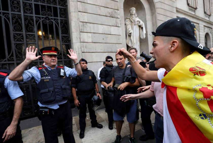 Niespokojnie w Katalonii. Policja blokuje szkoły