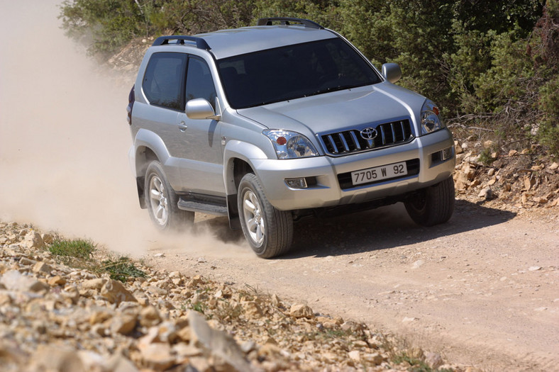 Czy Toyota Land Cruiser 120 ma same zalety?