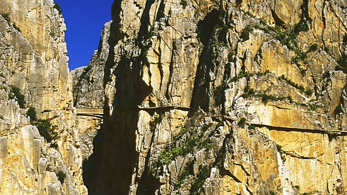 W rejonie skalnego wąwozu El Chorro w Andaluzji na południu Hiszpanii zaginął w piątek pochodzący z Białegostoku miłośnik wspinaczki skalnej Michał Szpyruk. Ostatnio widziano go w okolicy słynnej groty skalnej Poema di Rocca. Trwają poszukiwania.