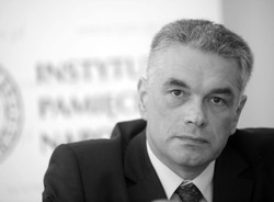 Śledczy zignorowali prośbę wdowy. Ekshumują ciało Janusza Kurtyki