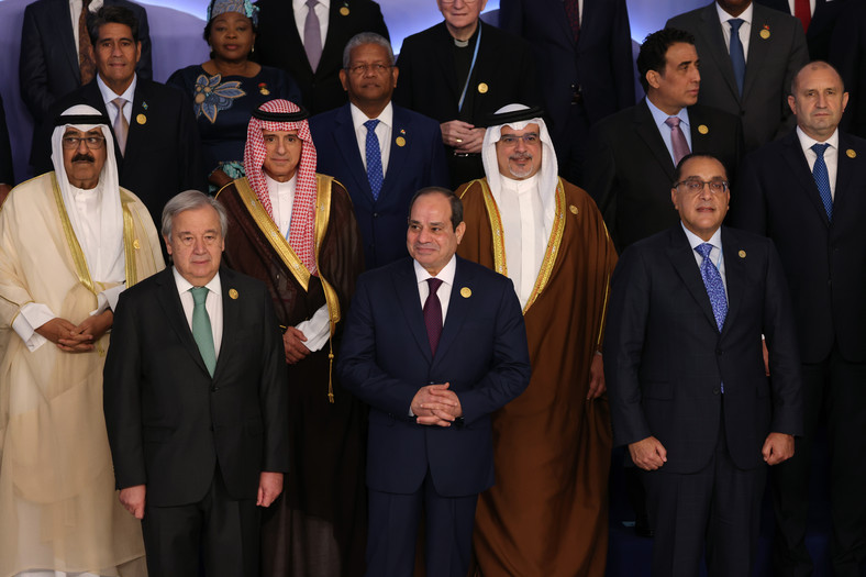 Światowi przywódcy pozujący do zdjęcia grupowego podczas szczytu klimatycznego w Szarm el-Szejk podczas konferencji klimatycznej COP27 w Egipcie