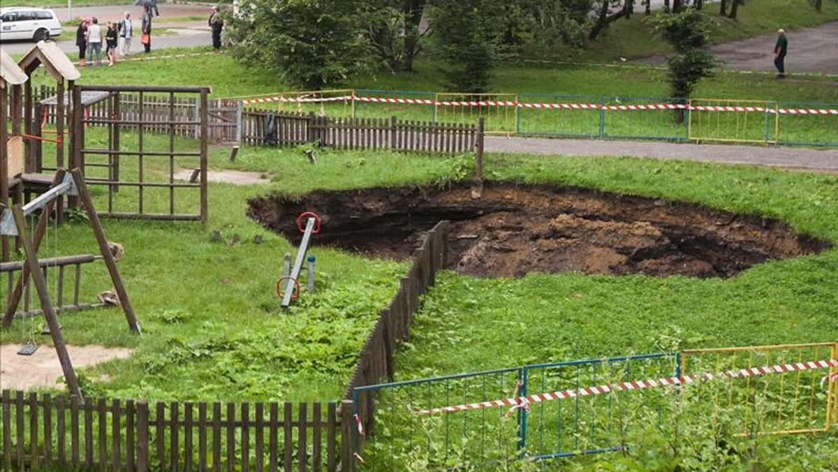 Z ustaleń straży pożarnej wynika, że pod wyrwą, w miejscu, gdzie zapadła się ziemia na placu zabaw w Sosnowcu znajduje się szyb wentylacyjny.