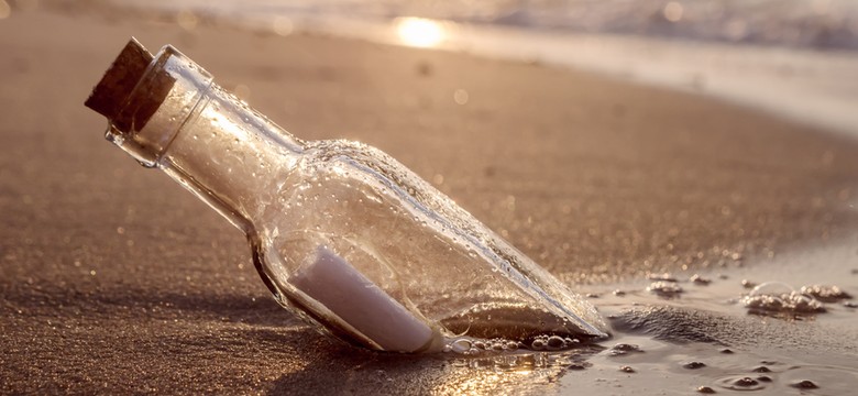 Pięciolatek i jego dziadek dostrzegli butelkę na plaży. "To po prostu cud"