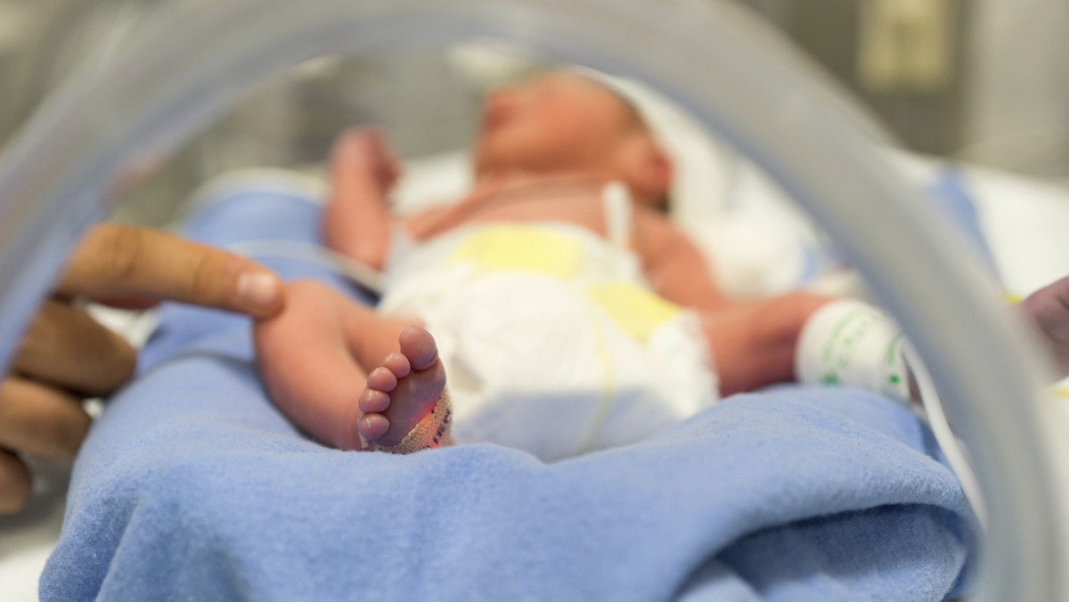 Faustyna to najmniejsze dziecko urodzone w Polsce. Choć przyszła na świat w maju, dopiero teraz może opuścić szpital.