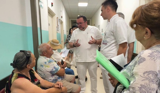 Dr Milan Lazarević, direktor UKC Niš, u razgovoru sa pacijentima