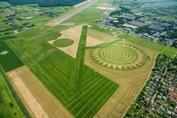 Landart powstaje we współpracy z władzami lubelskiego lotniska oraz Urzędem Miasta Lublin, który wspomógł artystę grantem w wysokości 8,4 tys. zł. <br> <br> <br> fot.  (ukit) PAP/Wojciech Pacewicz