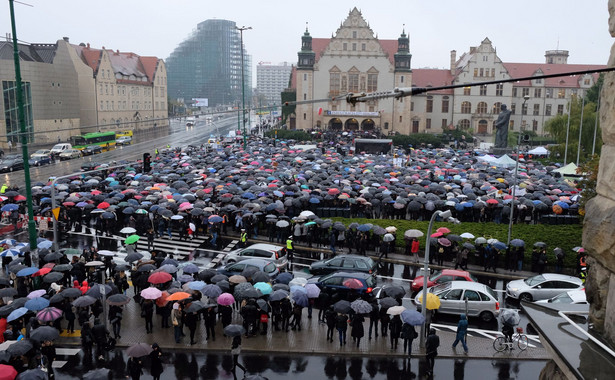 Odpalone race, siedziba PiS obrzucona kamieniami. Policja zatrzymała kilka osób po "czarnych protestach"