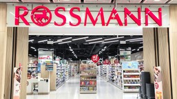 akcja "1+1 gratis" w rossmannie. promocja na popularny produkt