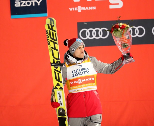 Polak Kamil Stoch na podium po zajęciu pierwszego miejsca w konkursie indywidualnym Pucharu Świata w skokach narciarskich na Wielkiej Krokwi w Zakopanem.