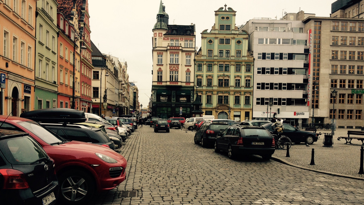 Opłaty za parkowanie na ulicy we Wrocławiu w wielu miejscach pobierane są bezprawnie. Tak twierdzi Bartek Smoliński, wrocławianin, znany jako postrach strażników. Mężczyzna od czterech lat jeździ po mieście i nagrywa wykroczenia, jakie na co dzień popełniają ci, którzy powinni stanowić przykład dla innych. Teraz wytyka błędy wrocławskim urzędnikom.