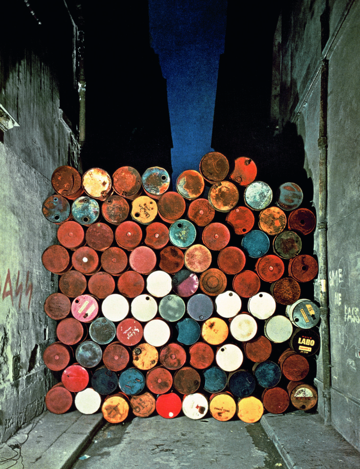 Christo - "Mur provisoire de tonneaux métalliques – Le Rideau de fer, rue Visconti, Paris" ("Temporary Wall of Oil Barrels – The Iron Curtain, Rue Visconti, Paris", 1962)