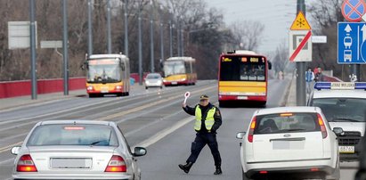 Koszą ludzi na zamkniętym moście!