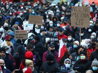 W niedzielę Polacy okazywali sprzeciw wobec działań zmierzających do ograniczenia wolności mediów w Polsce na ponad stu demonstracjach. Do godziny 22 pod apelem w obronie TVN podpisało się dwa miliony osób. Kraków, 19 grudnia 2021 r.