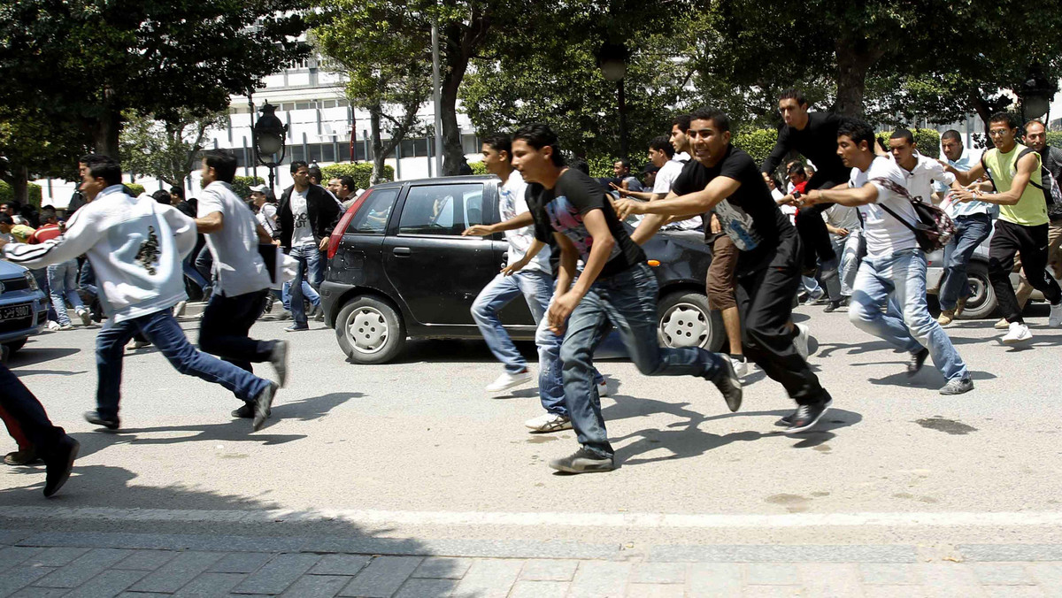Tunezyjska policja użyła gazu łzawiącego, by rozproszyć w centrum Tunisu kolejną antyrządową demonstrację młodych ludzi. Protesty takie odbywają się w stolicy codziennie od czterech dni. Demonstrujący skandowali hasła z żądaniem ustąpienia rządu i premiera Bedżiego Kaida Essebsiego. Policja wystrzeliwała ładunki z gazem łzawiącym, by zepchnąć ich z centralnej Alei Burgiby w boczne ulice.