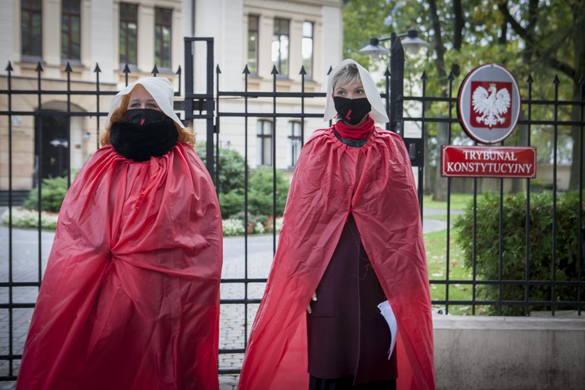 Bunt podręcznych przed siedzibą Trybunału Konstytucyjnego