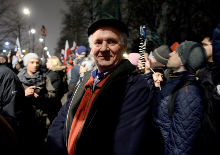 Działacz opozycji demokratycznej w czasach PRL Zbigniew Bujak podczas protestu przed Kancelarią Prezesa Rady Ministrów