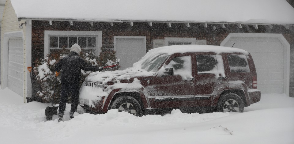 epa06417117 - USA WEATHER WINTER STORM (Winter storm hits New England)