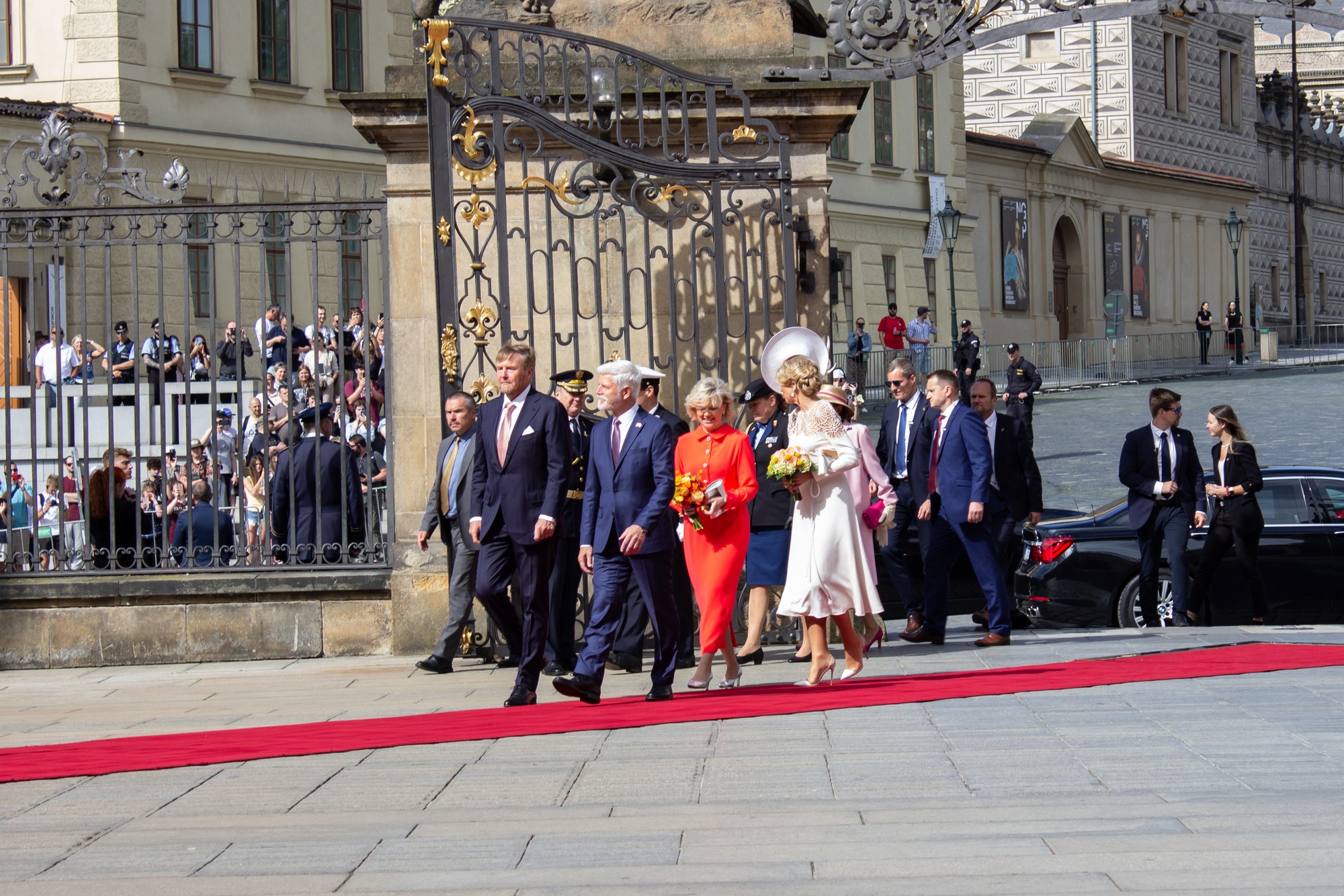 Holandský kráľ Viliam-Alexander a český prezident Petr Pavel, za nimi ich manželky Eva Pavlová a kráľovná Maxima počas oficiálneho prijatia na Pražskom hrade.