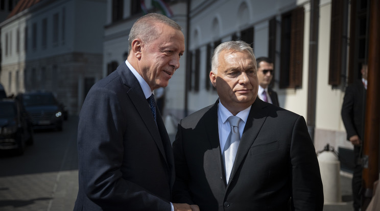 Orbán Viktor kormányfő (j) fogadja Recep Tayyip Erdogan török elnököt a Karmelita kolostornál. Kiemelt partnerség jöhet létre a két állam között: a svéd NATO csatlakozás elfogadása új dátumot kapott/Fotó:MTI/Miniszterelnöki Sajtóiroda/Benko Vivien Cher