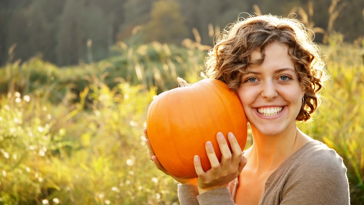 Dynie kojarzą nam się głównie z Halloween i struganiem strasznych lampionów. Jednak to jesienne warzywo ma o wiele lepsze zastosowania, które czas przetestować. Sprawdź, jakie dania z dyni warto wypróbować!