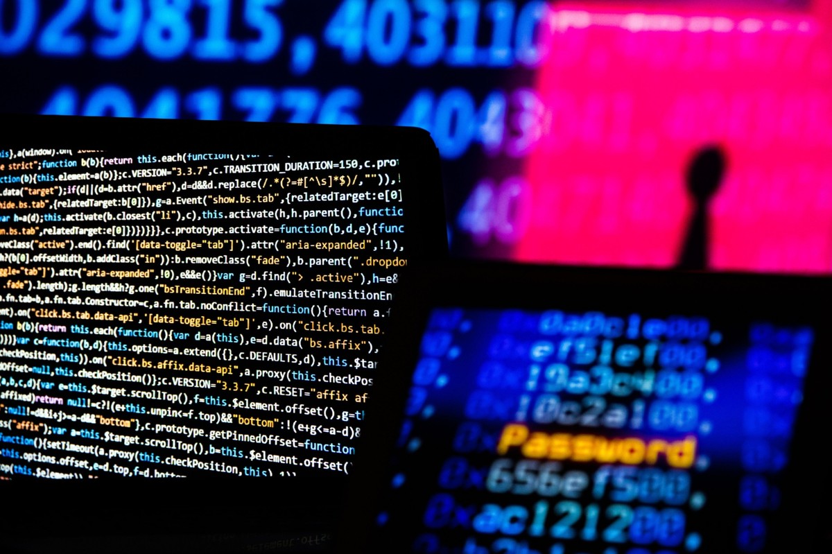 Grupa chińskich hakerów przez ponad dwa lata miała nieograniczony dostęp do sieci komputerowej holenderskiego producenta chipów firmy NXP - wynika z ustaleń dziennika „NRC”. Chińczycy wykradali m.in. projekty chipów.