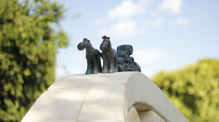 Az egyik szobor Egy valódi mészkőhídon álló olyan söröskocsit ábrázol, amelyet két dreheres ló húz