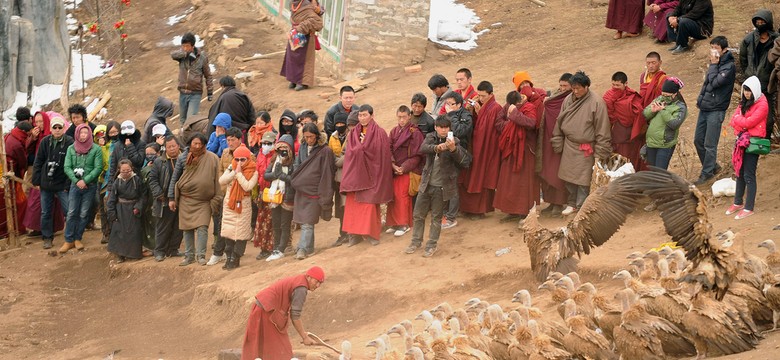 Dlaczego wystawiamy ciała zmarłych na widok publiczny? Są miejsca, gdzie zwłoki przywiązuje się do krzesła, w Nepalu szokuje rytuał jhator [WYWIAD]