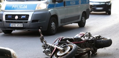 Pościg policji za motocyklistą. Wbił się w audi!