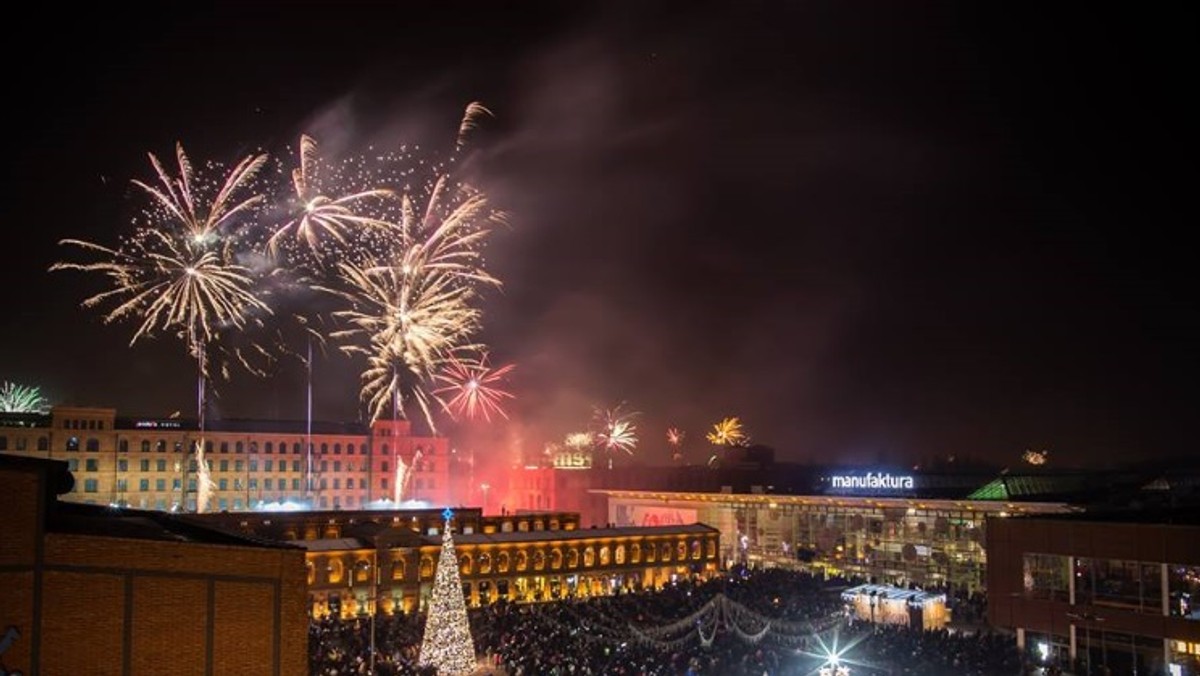 Pokaz fajerwerków na rynku Manufaktury, uroczysty koncert w łódzkiej Filharmonii, przedpremierowy pokaz "Powidoków" Andrzeja Wajdy w kinie Charlie i wiele innych propozycji - oto jak można spędzić Sylwestra w Łodzi.