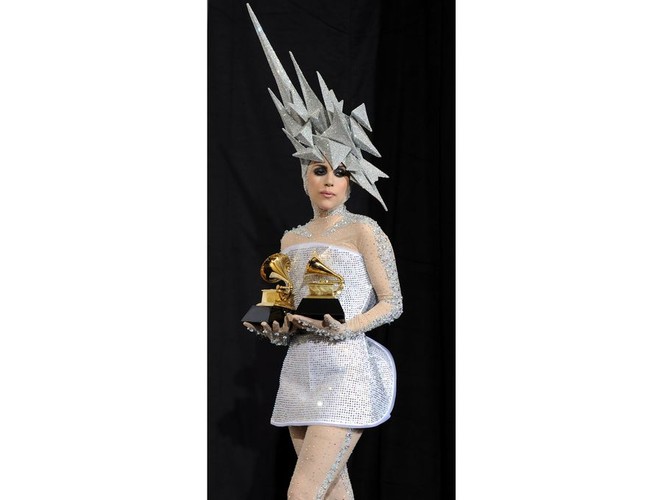 Lady Gaga pozuje ze statuetkami Grammy za najlepszy hit taneczny i najlepszy album z muzyką taneczną