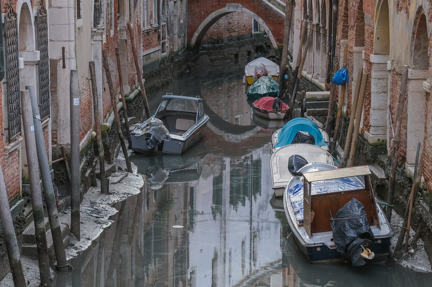 Odpływ w Wenecji, luty 2023 r. Włoskie miasto notuje najniższy poziom wody podczas odpływów w swojej historii