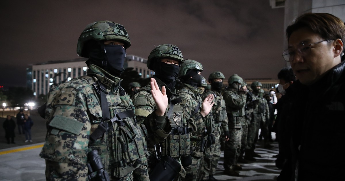 Pillanatok alatt tört ki a káosz Dél-Koreában a hadiállapot bejelentése után: friss fotókon, ahogy óriási tömeg vonult a parlamenthez