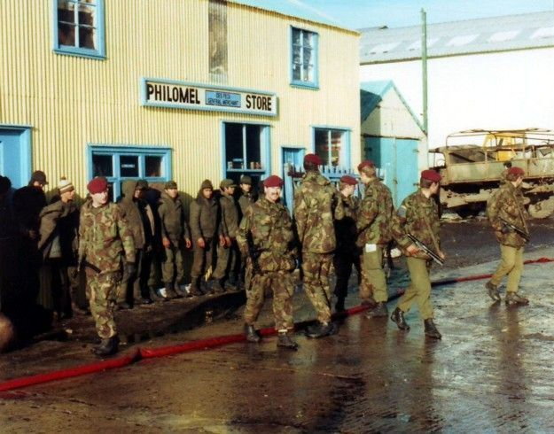 Żołnierze 2 batalionu Paras na Falklandach (fot Kenneth Ian Griffiths, opublikowano na licencji Creative Commons Attribution-Share Alike 30 Unported)