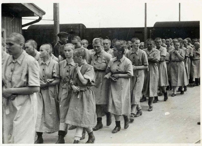 Więźniarki obozu w Auschwitz, 1944 r., domena publiczna