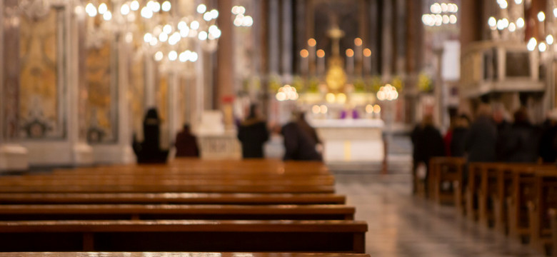 Czy dziecko może mieć w kościele czapkę na głowie? Ksiądz nie ma wątpliwości