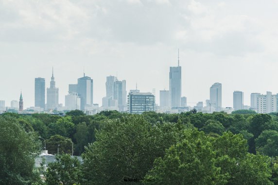 Dwupoziomowy apartament na Żoliborzu Artystycznym zaprojektowali architekci z pracowni KAEL Architekci.