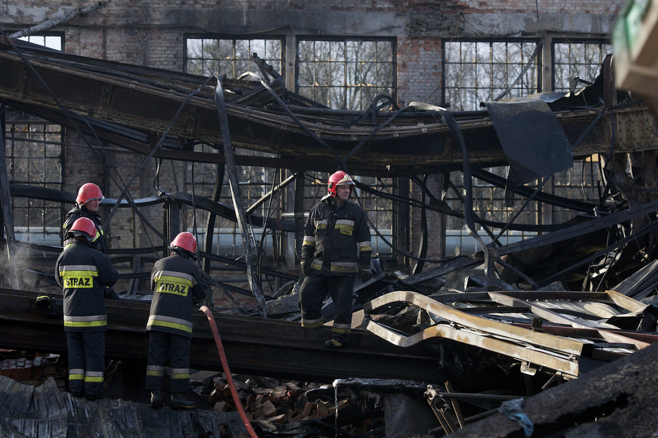 Dogaszanie pożaru hali Stoczni Gdańskiej