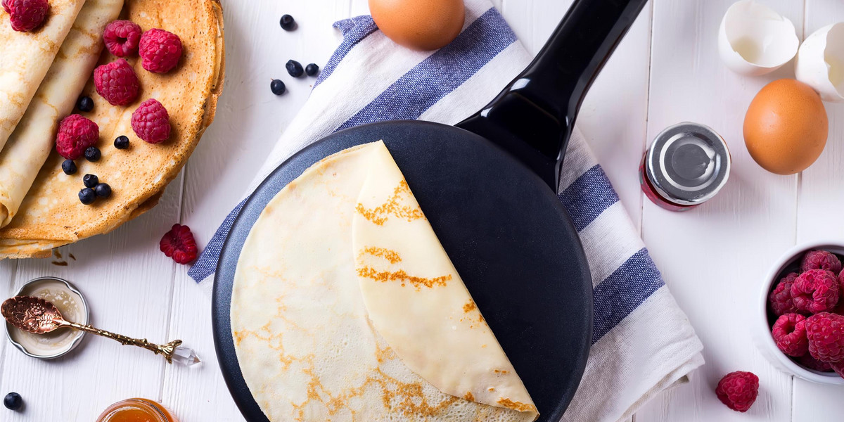 Naleśniki bez mąki zawierają tylko trzy składniki: jajka, mascarpone i masło.