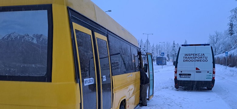 Popękana szyba zaklejona folią i tłumik mocowany drutem. Wyniki kontroli autobusu w Zakopanem