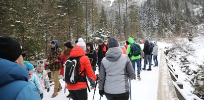 Tłumy Polaków w kurortach. Ludzie cieszą się ze śniegu, a eksperci alarmują: Trzeba przerwać to pasmo śmierci!