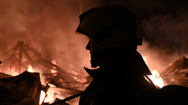 Az épületek megrongálódtak vagy teljesen megsemmisültek az éjszakai tűzben / Fotó: MTI/Mihádák Zoltán