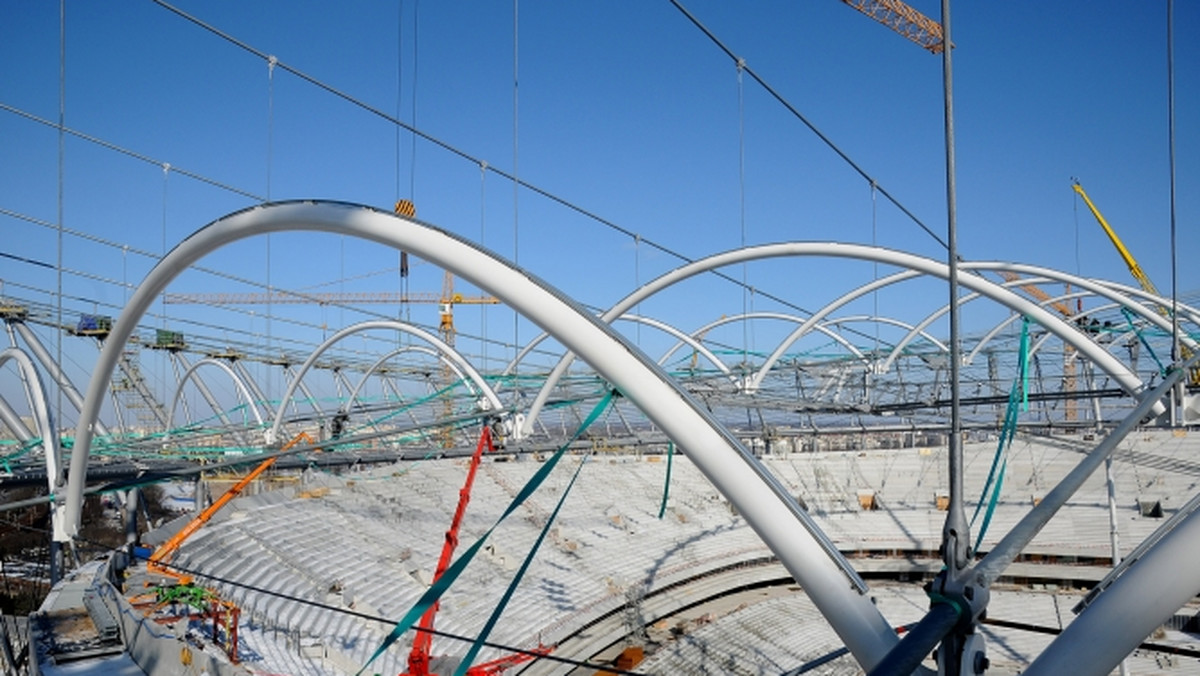 Na budowie Stadionu Narodowego w Warszawie trwają intensywne prace instalacyjne ma wszystkich poziomach. Postępuje montaż elewacji z siatki aluminiowej od strony ulicy Zielenieckiej i Wybrzeże Szczecińskie.