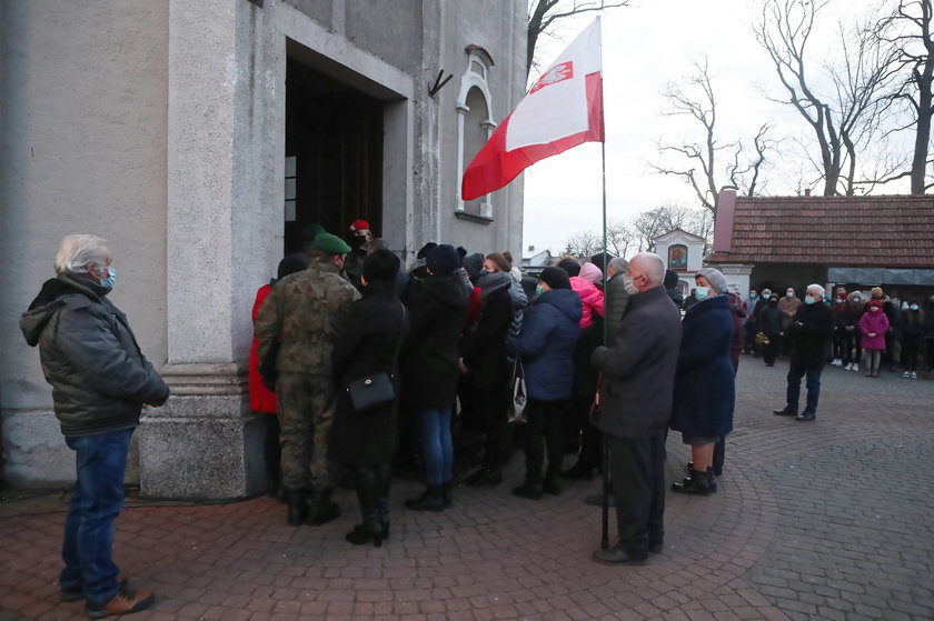 Żegnają księdza zakatowanego przez kościelnego.