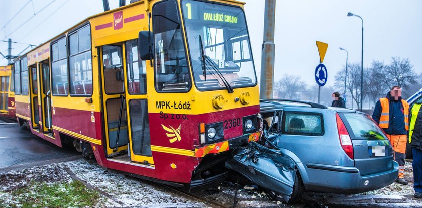 Zderzenie tramwaju z samochodem