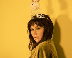 Droga do zbawienia prowadzi przez imprezę. Kesha telewangelistką w nowym teledysku 'Raisning Hell'