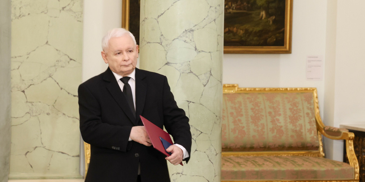 Skąd się biorą wysokie zarobki Jarosława Kaczyńskiego w rządzie? Niestety, nikt nie chce tego wyjaśnić.