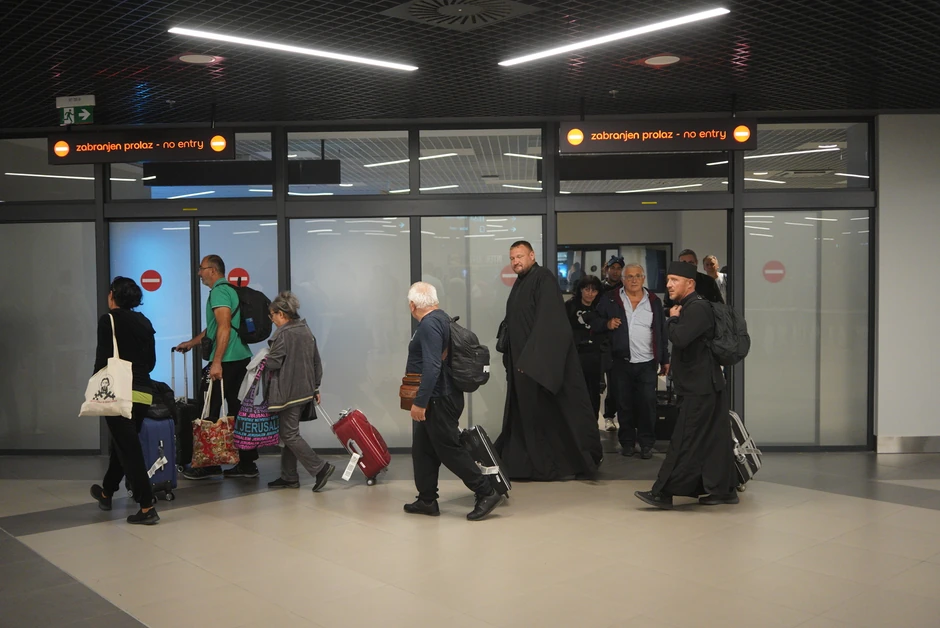 Putnici iz aviona koji je jutros sleteo iz Tel Aviva u Beograd 