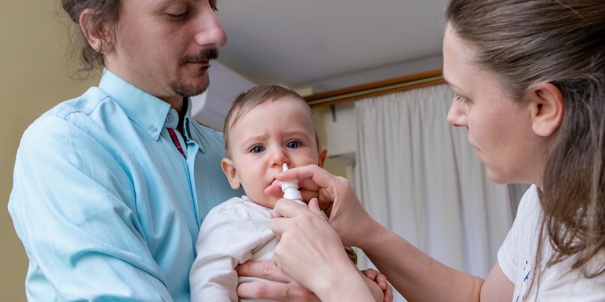 Działają świetnie i stosowane prawidłowo są wybawieniem w chorobie. Jednak stosowane w nadmiarze prowadzą do paskudnego uzależnienia. Nawet u dzieci! Jak odstawić krople do nosa? Na szczęście są na to sposoby!