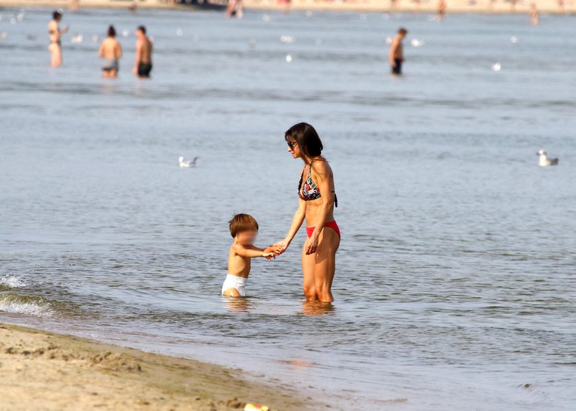 Kaczyńska w bikini cieszy się wrześniowym słońcem