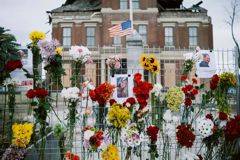 Mieszkańcy składają kwiaty pod domem jednej z ofiar Tornada. W tym samym mieście znajdował się dom teściów Michaeli. 15 grudnia 2021 r., Mayfield / Getty Images